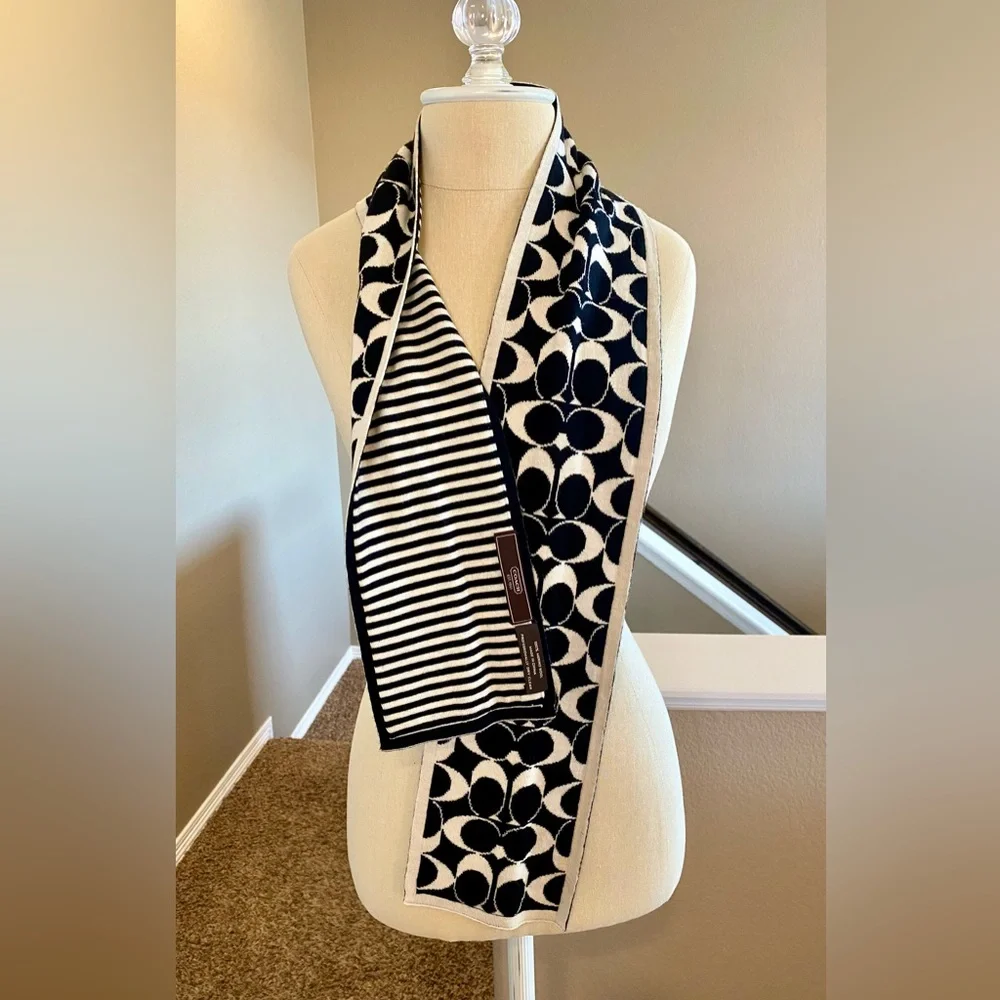 Coach Scarf 🧣 Like New - Picture 3 of 4
